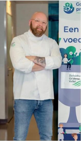 Niels Gerz (aan het werk in de keuken)